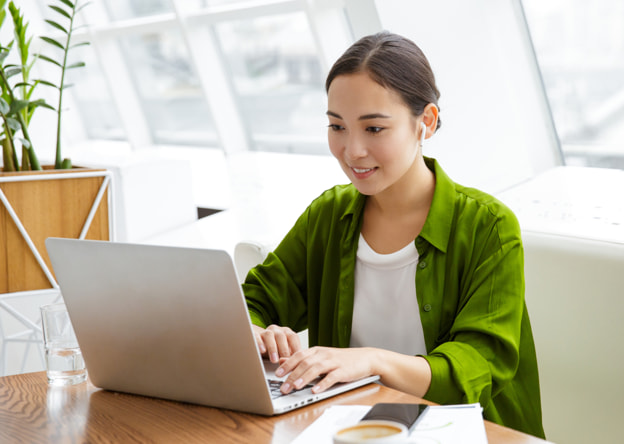 Woman sitting at a laptop taking the Student LPI Self assessment.